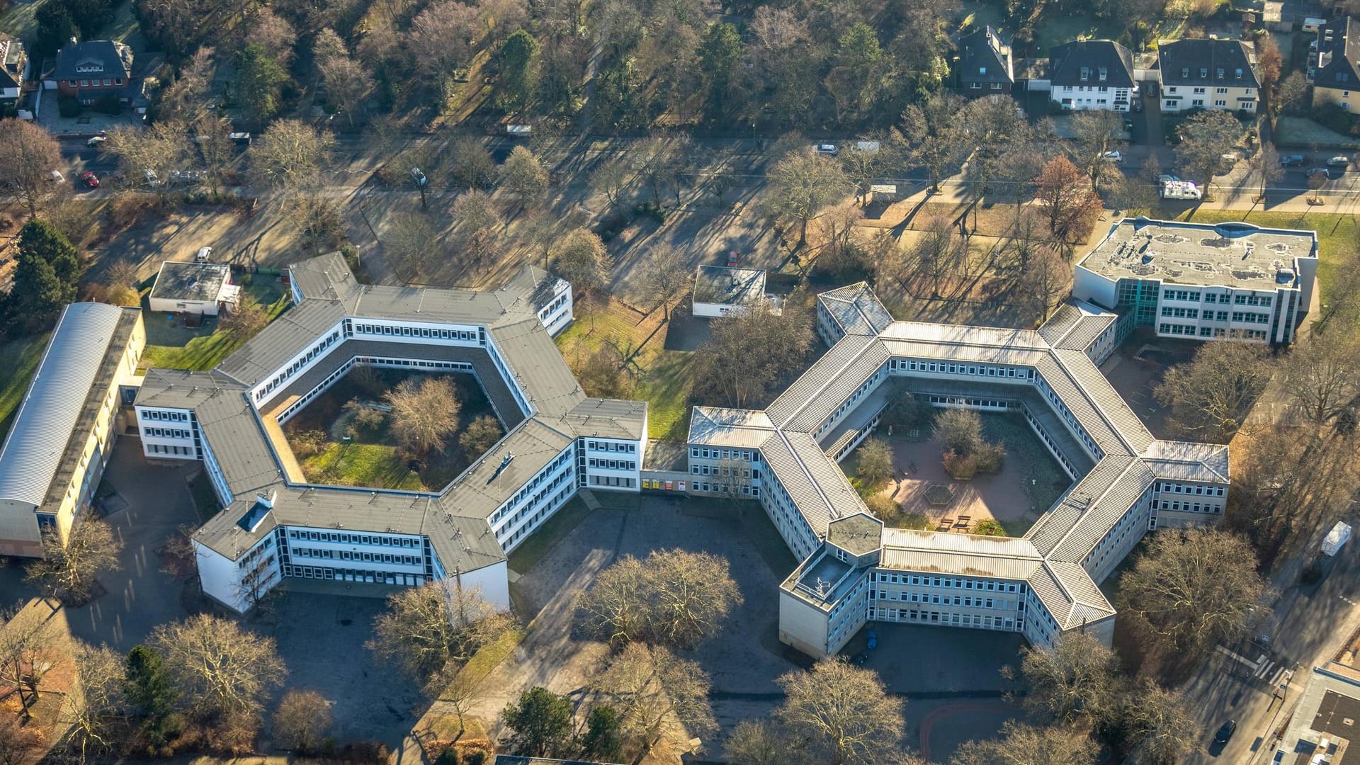 Ein Blick auf den Schulkomplex in der Kreuzstraße: Diese Dortmunder Schulen erhalten zwei neue Turnhallen.