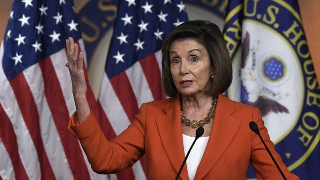 Nächste Stufe im Impeachment-Verfahren gezündet: Die demokratische Trump-Gegenspielerin Nancy Pelosi bei einer Pressekonferenz in Washington. Nächste Stufe im Impeachment-Verfahren gezündet: Die demokratische Trump-Gegenspielerin Nancy Pelosi bei einer Pressekonferenz in Washington.