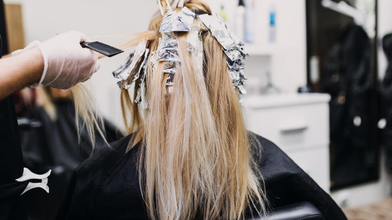 Eine Frau lässt sich beim Friseur Strähnchen färben (Symbolbild): Bei unsachgemäßer Handhabung können die Chemikalien gefährlich werden.