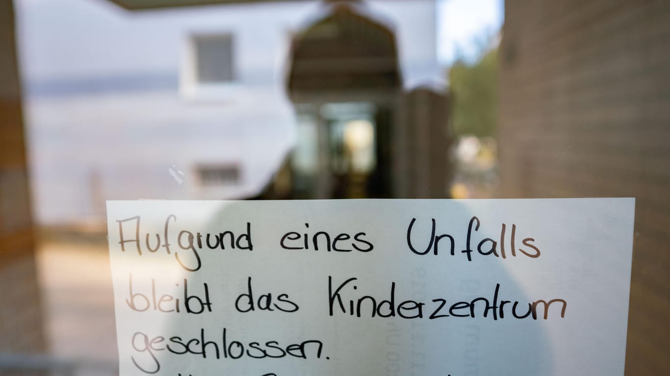 Ein handgeschriebenes Schild an der Kita in Frankfurt: Die Einrichtung bleibt nach dem Todesfall vorerst geschlossen.