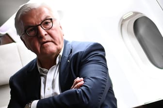 Bundespräsident Frank-Walter Steinmeier im Flugzeug: "Die große Frage unserer Zeit ist das Ringen um Demokratie und Freiheit."