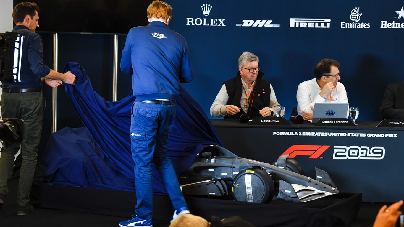 Formel 1: Rennserien-Boss Ross Brawn präsentiert die neuen Boliden für die kommende Saison.