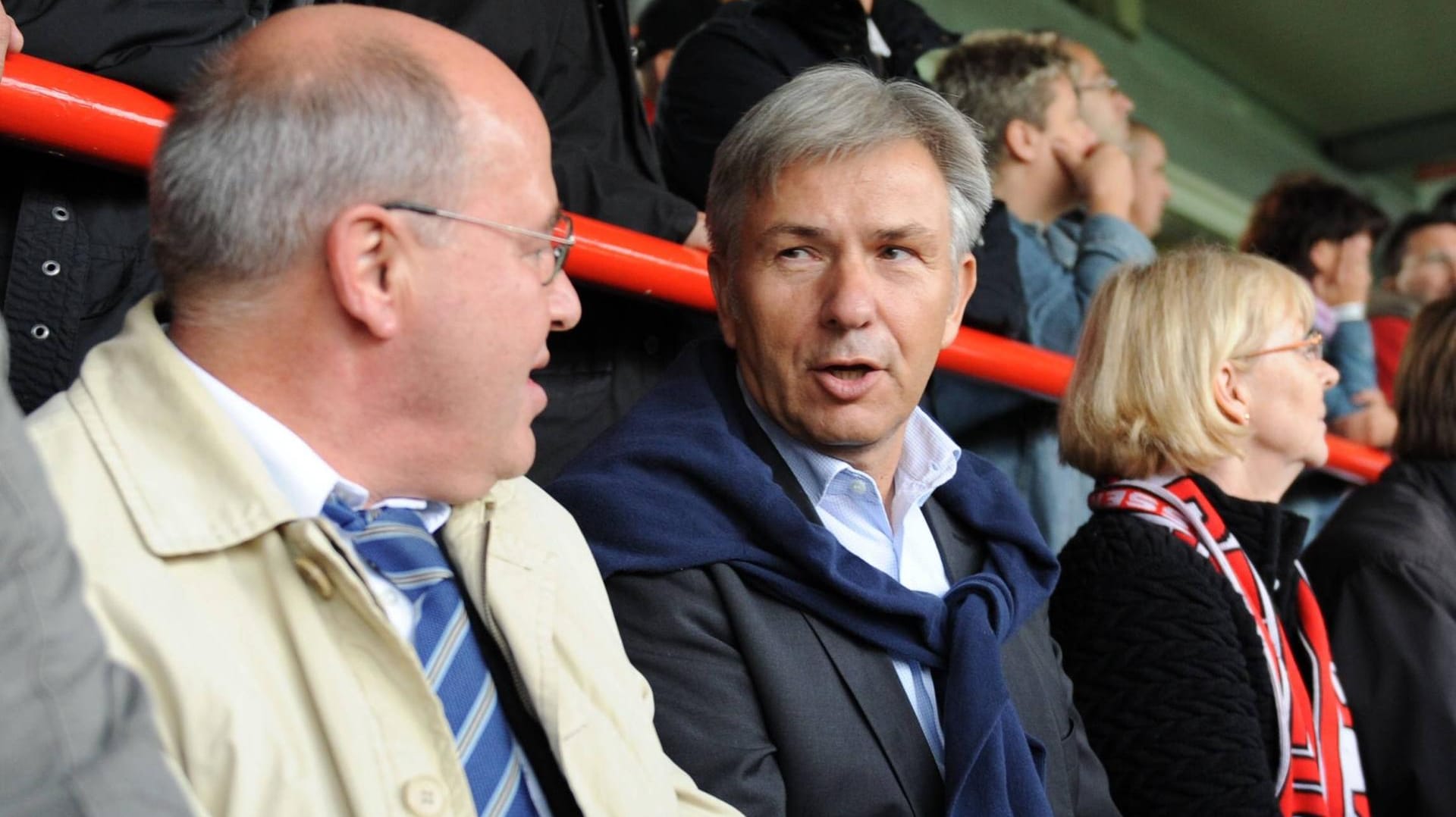 Langjähriger Fan: Gysi (li.) und der damalige Berliner Bürgermeister Klaus Wowereit beim Zweitliga-Duell Union-Hertha 2010.