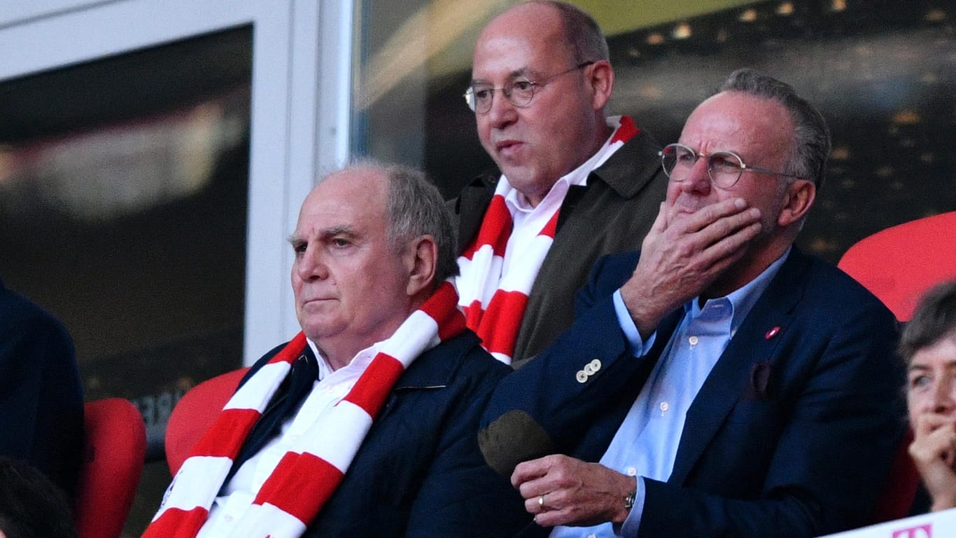 Beste Sicht: Gysi (hinten) mit den Bayern-Chefs Uli Hoeneß (li.) und Karl-Heinz Rummenigge beim ersten Unioner Bundesliga-Gastspiel in München am vergangenen Spieltag.