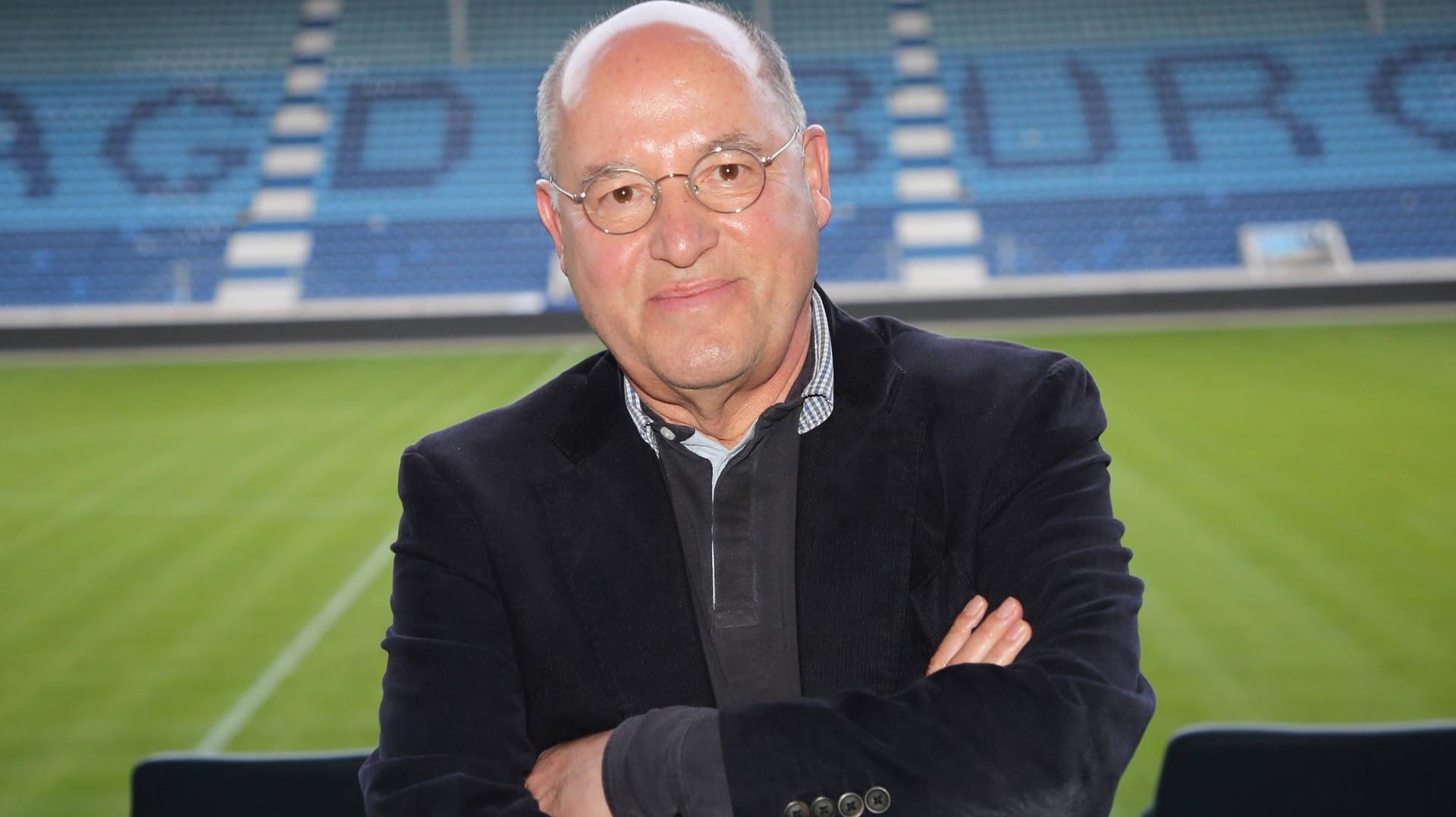 Fußballbegeistert: Gregor Gysi im Stadion des 1. FC Magdeburg am Rande eines Termins.