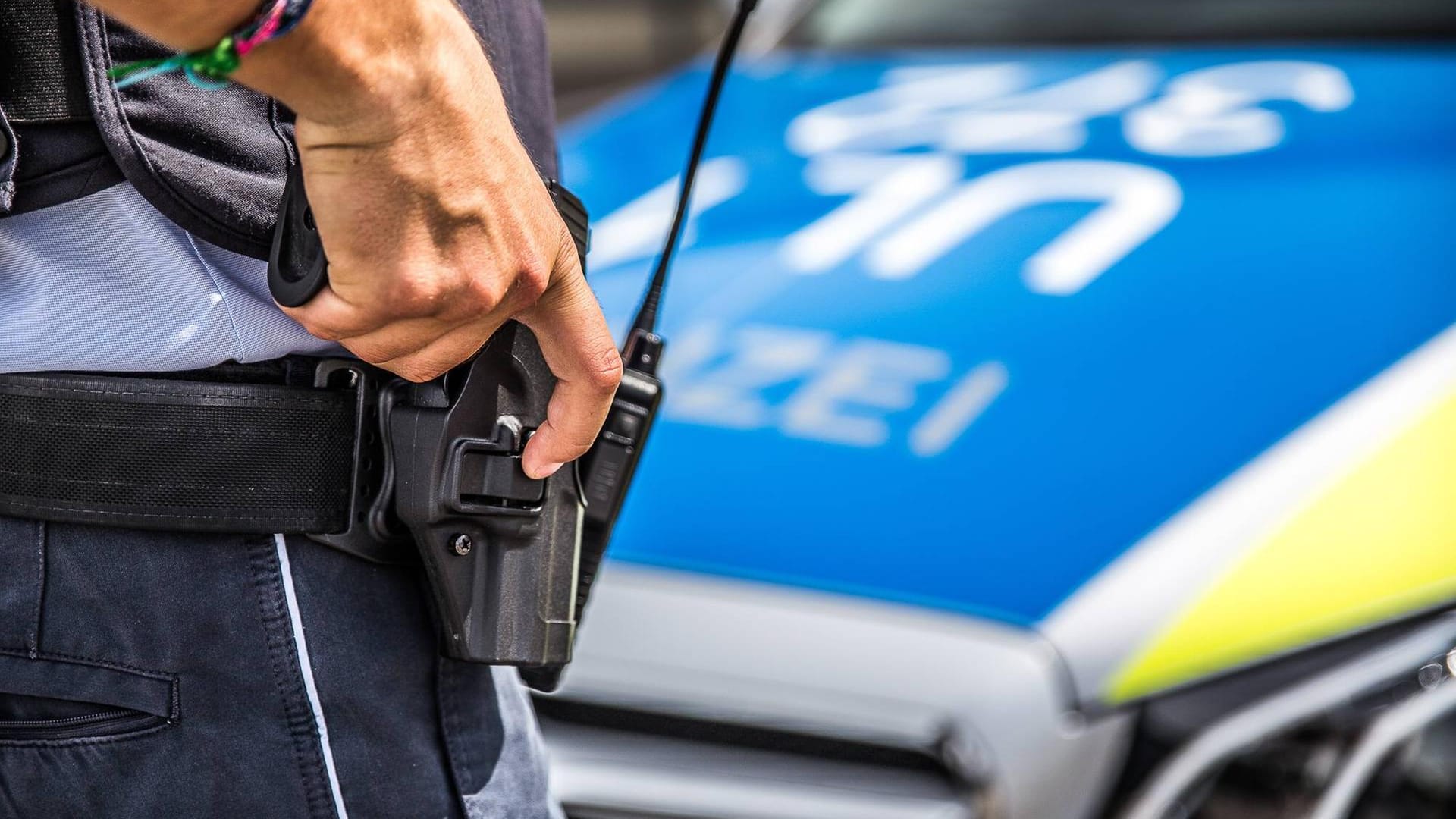 Ein Polizist zieht seine Dienstwaffe (Symbolbild): Der Verstorbene wurde unglücklich an einer Arterie im Bein verletzt.