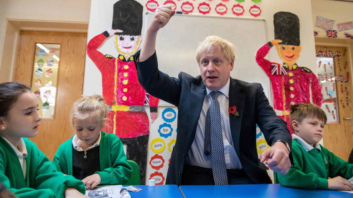 Boris Johnson beim Besuch in einer Grundschule: Der Britische Premier ist auf Stimmenfang.
