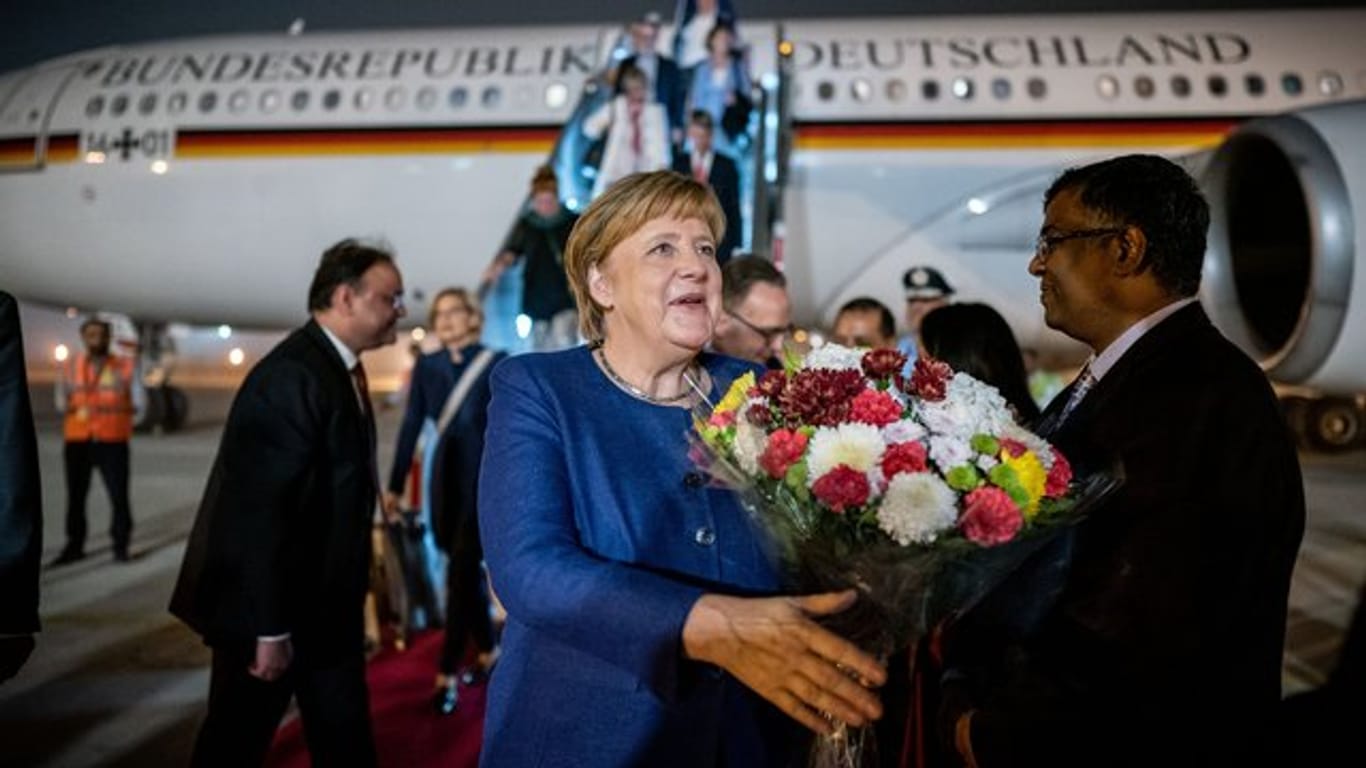 Angela Merkel wird in Neu Delhi am Flughafen begrüßt.