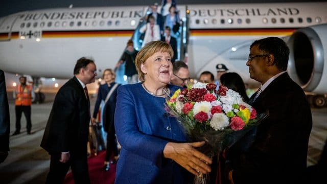 Angela Merkel wird in Neu Delhi am Flughafen begrüßt.