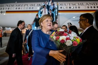 Angela Merkel wird in Neu Delhi am Flughafen begrüßt.