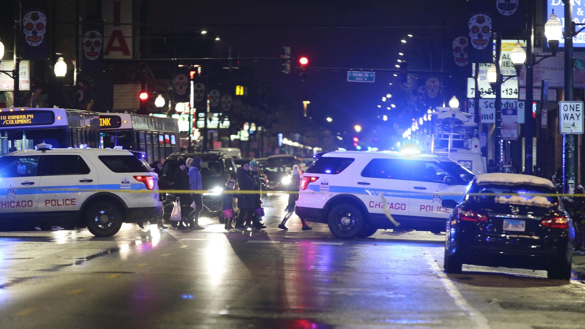 Tatort in Chicago: Bei einem Schusswechsel an Halloween sind ein Kind und ein Mann verletzt worden.