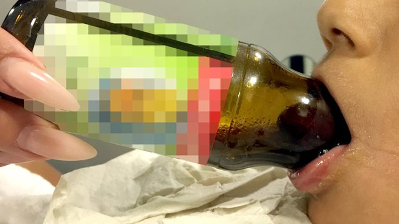 Ein Junge ist mit der Zunge in einer Glasflasche steckengeblieben: Die Ärzte konnten den Siebenjährigen befreien.