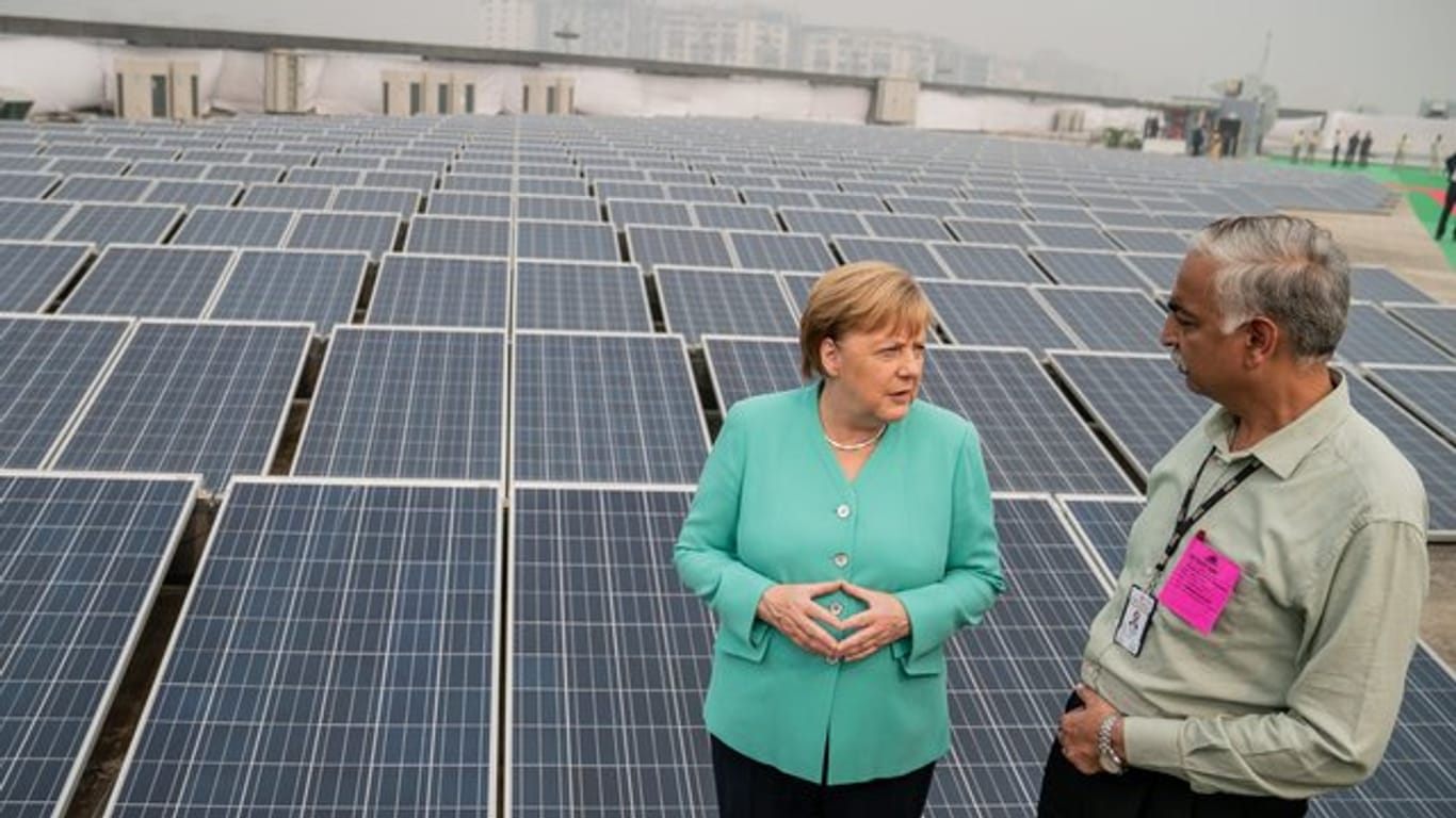 Bundeskanzlerin Angela Merkel (CDU), besichtigt eine mit Solarenergie betriebene Metrostation.