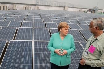 Bundeskanzlerin Angela Merkel (CDU), besichtigt eine mit Solarenergie betriebene Metrostation.
