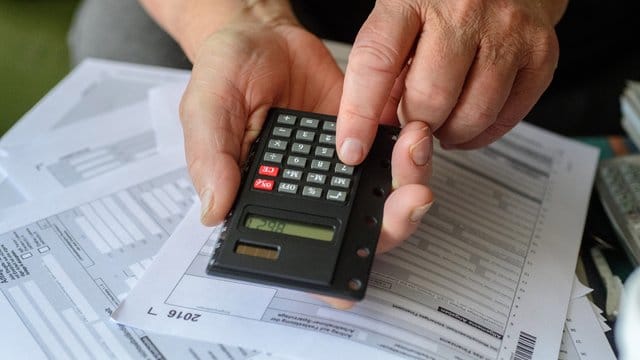 Die seit 2005 erhobene Rentensteuer trifft jedes Jahr mehr Ruheständler. Die seit 2005 erhobene Rentensteuer trifft jedes Jahr mehr Ruheständler.