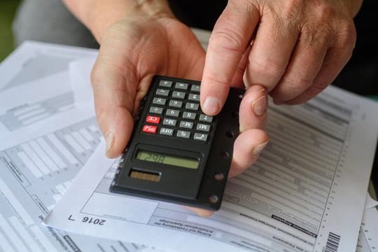 Die seit 2005 erhobene Rentensteuer trifft jedes Jahr mehr Ruheständler.