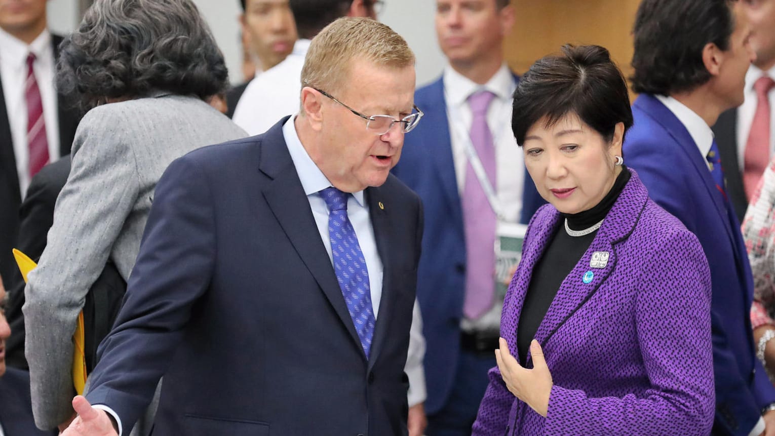 John Coates (l.) im Gespräch mit Yuriko Koike.