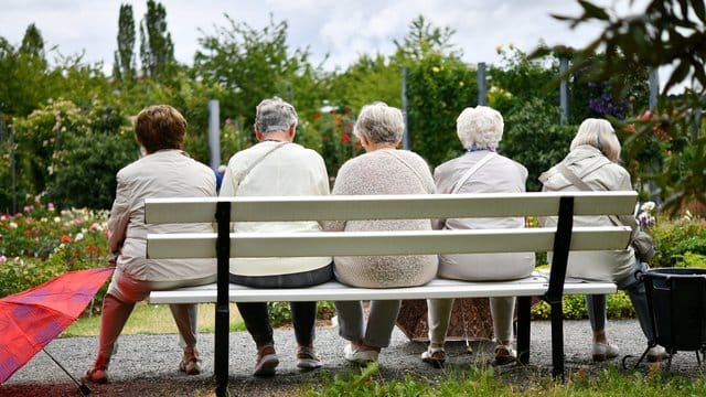 Vorgesehen ist, dass alle, die 35 Jahre an Beitragszeiten aufweisen, eine Rente zehn Prozent oberhalb der Grundsicherung bekommen. Vorgesehen ist, dass alle, die 35 Jahre an Beitragszeiten aufweisen, eine Rente zehn Prozent oberhalb der Grundsicherung bekommen.
