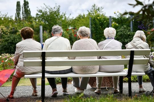 Vorgesehen ist, dass alle, die 35 Jahre an Beitragszeiten aufweisen, eine Rente zehn Prozent oberhalb der Grundsicherung bekommen.