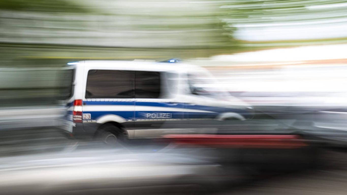 Polizeiauto im Einsatz in Berlin: Bei dem Mann soll es sich um einen 55 Jahre alten polizeibekannten "Reichsbürger" handeln. (Symbolofoto)