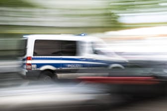 Polizeiauto im Einsatz in Berlin: Bei dem Mann soll es sich um einen 55 Jahre alten polizeibekannten "Reichsbürger" handeln. (Symbolofoto)