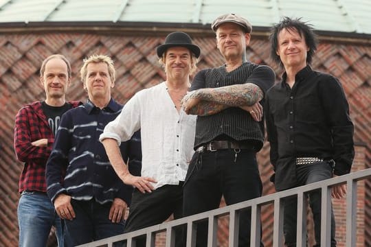 Die Toten Hosen melden sich mit neuem Album zurück und erobern sofort die Chartspitze.
