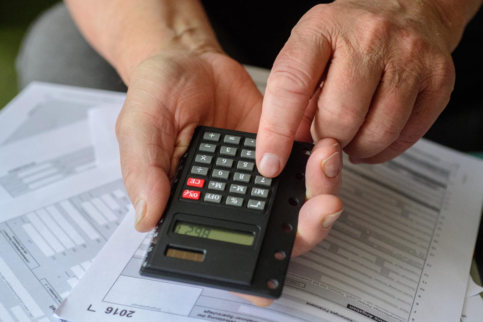 Ein Rentner tippt in seinen Taschenrechner: Besonders für Senioren ist das Ausfüllen der Steuerformulare eine nur schwer zu bewältigende Herausforderung. Ein Rentner tippt in seinen Taschenrechner: Besonders für Senioren ist das Ausfüllen der Steuerformulare eine nur schwer zu bewältigende Herausforderung.