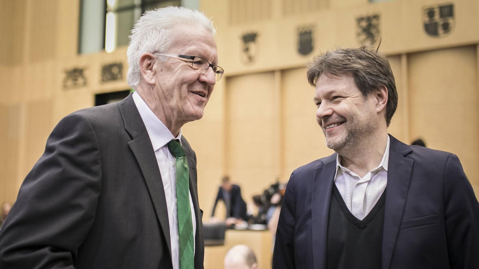 Winfried Kretschmann (l) und Robert Habeck: Kretschmann schlägt Habeck als Kanzlerkandidaten vor. (Archivbild)