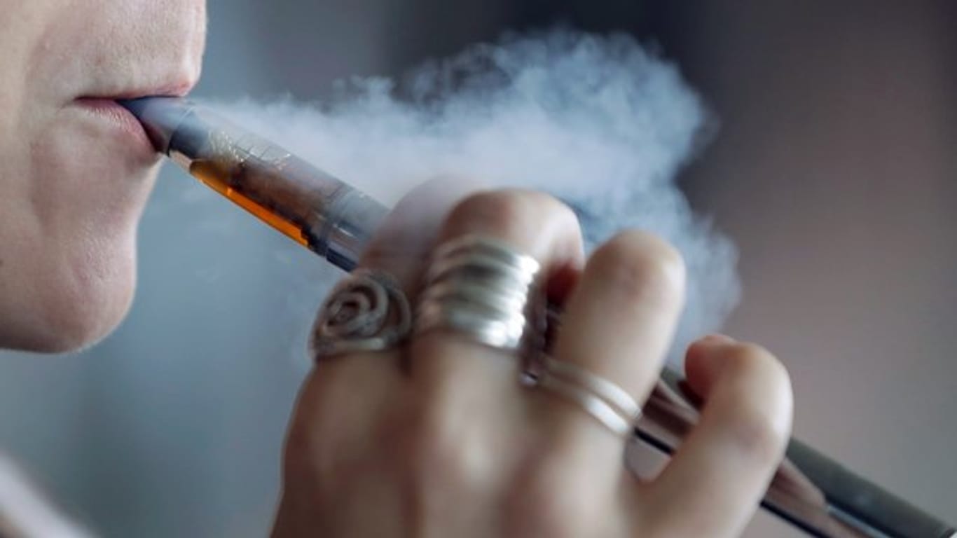 In den USA steigt die Zahl der Toten und Erkrankten in Zusammenhang mit E-Zigaretten weiter und weiter.