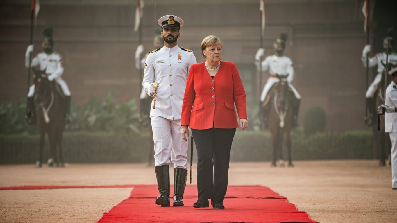 Bundeskanzlerin Angela Merkel wird bei ihrer Ankunft mit militärischen Ehren begrüßt.
