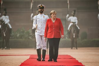 Bundeskanzlerin Angela Merkel wird bei ihrer Ankunft mit militärischen Ehren begrüßt.