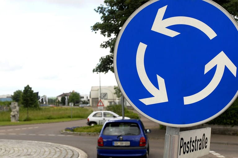 Kreisverkehr-Schild: Welche Regeln sie im Kreisverkehr beachten müssen, haben nicht alle Autofahrer parat.