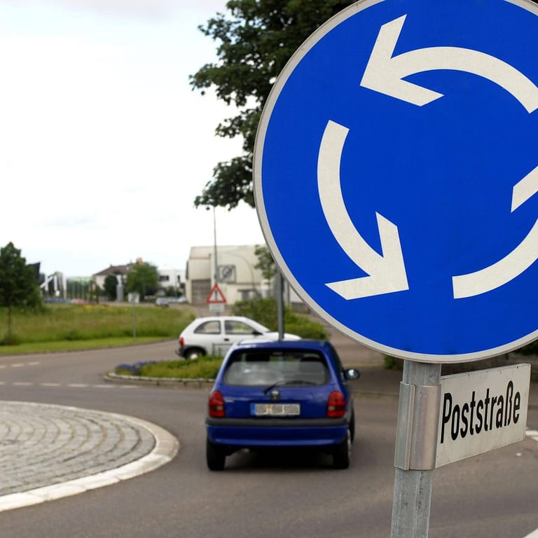 Kreisverkehr-Schild: Welche Regeln sie im Kreisverkehr beachten müssen, haben nicht alle Autofahrer parat.