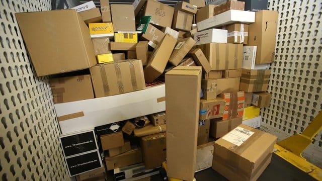 In einer Paket-Zustellbasis liegt eine LKW-Ladung Pakete bereit. In einer Paket-Zustellbasis liegt eine LKW-Ladung Pakete bereit.