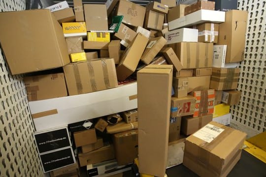 In einer Paket-Zustellbasis liegt eine LKW-Ladung Pakete bereit. In einer Paket-Zustellbasis liegt eine LKW-Ladung Pakete bereit.