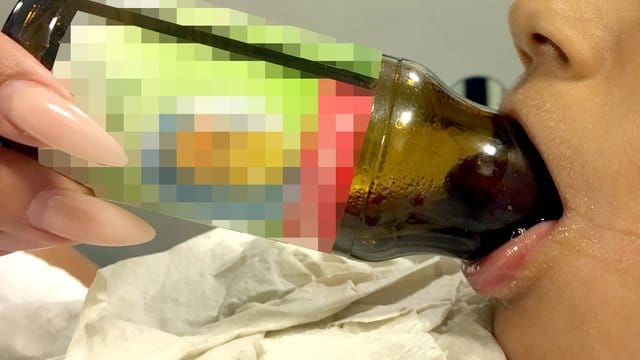 Vorsicht beim Ausschlecken: Durch erzeugten Unterdruck kann eine Zunge im Flaschenhals stecken bleiben. Vorsicht beim Ausschlecken: Durch erzeugten Unterdruck kann eine Zunge im Flaschenhals stecken bleiben.