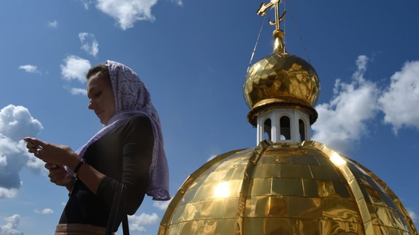 Eine Frau schaut auf dem Dach der orthodoxen Kathedrale von St.