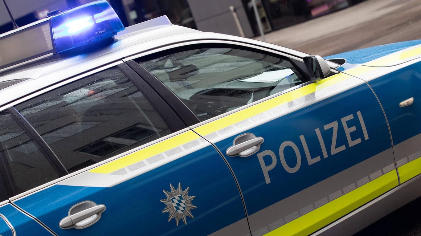 Polizeiwagen in Bayern: Ein Mann wurde auf offener Straße niedergestochen. (Symbolbild)