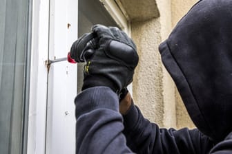 Ein Mann versucht in eine Wohnung einzubrechen: In Thüringen ist ein Einbrecher in einem Haus eingeschlafen. (Symbolbild)