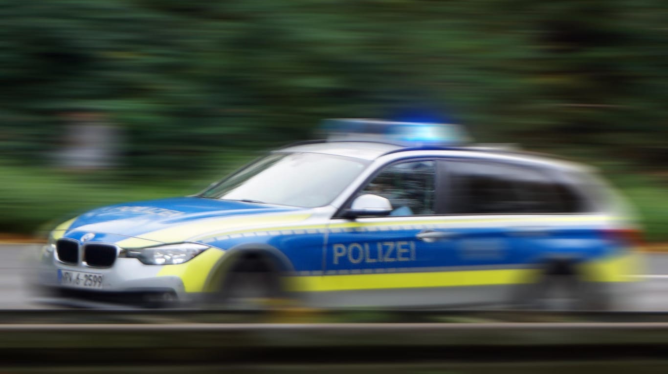 Ein Polizeifahrzeug der Polizei NRW: Ein betrunkener Mann hat einen Unfall verursacht. (Symbolbild)