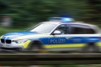 Ein Polizeifahrzeug der Polizei NRW: Ein betrunkener Mann hat einen Unfall verursacht. (Symbolbild)