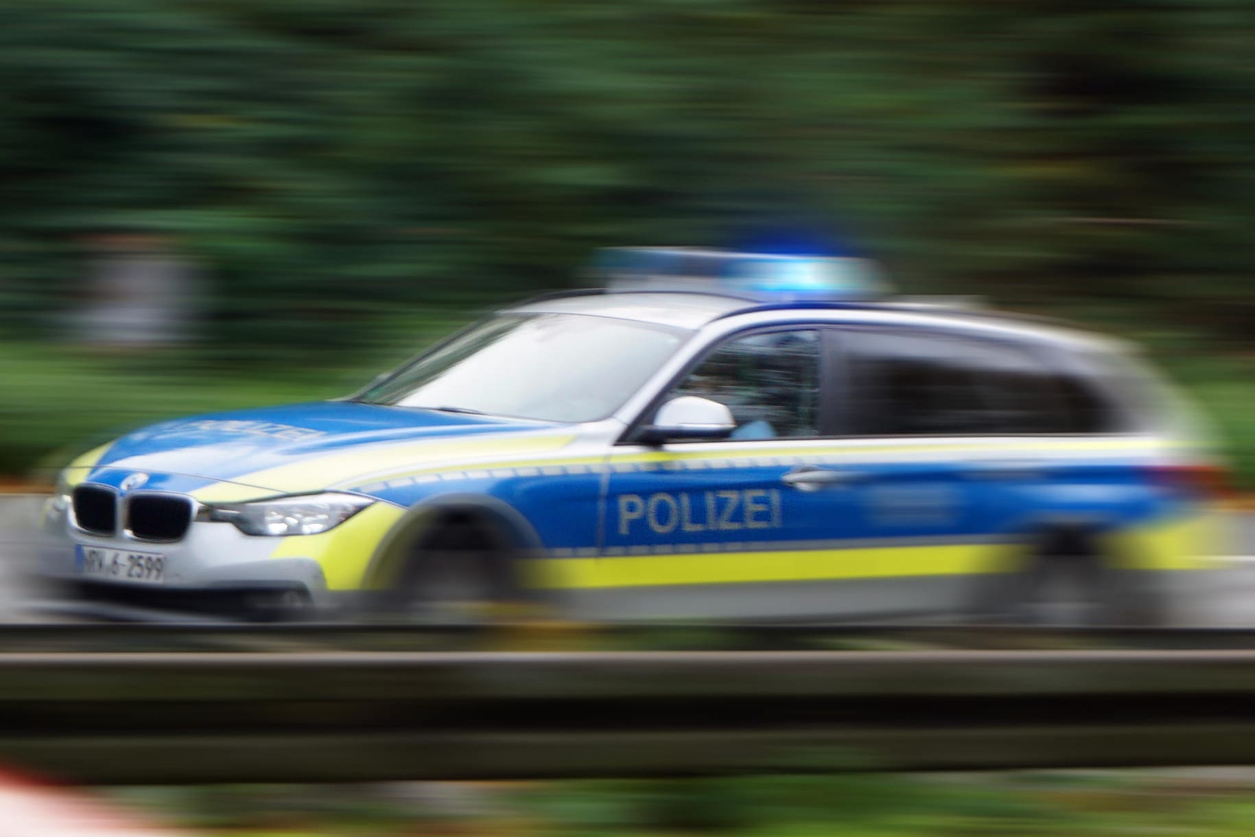 Ein Polizeifahrzeug der Polizei NRW: Ein betrunkener Mann hat einen Unfall verursacht. (Symbolbild)