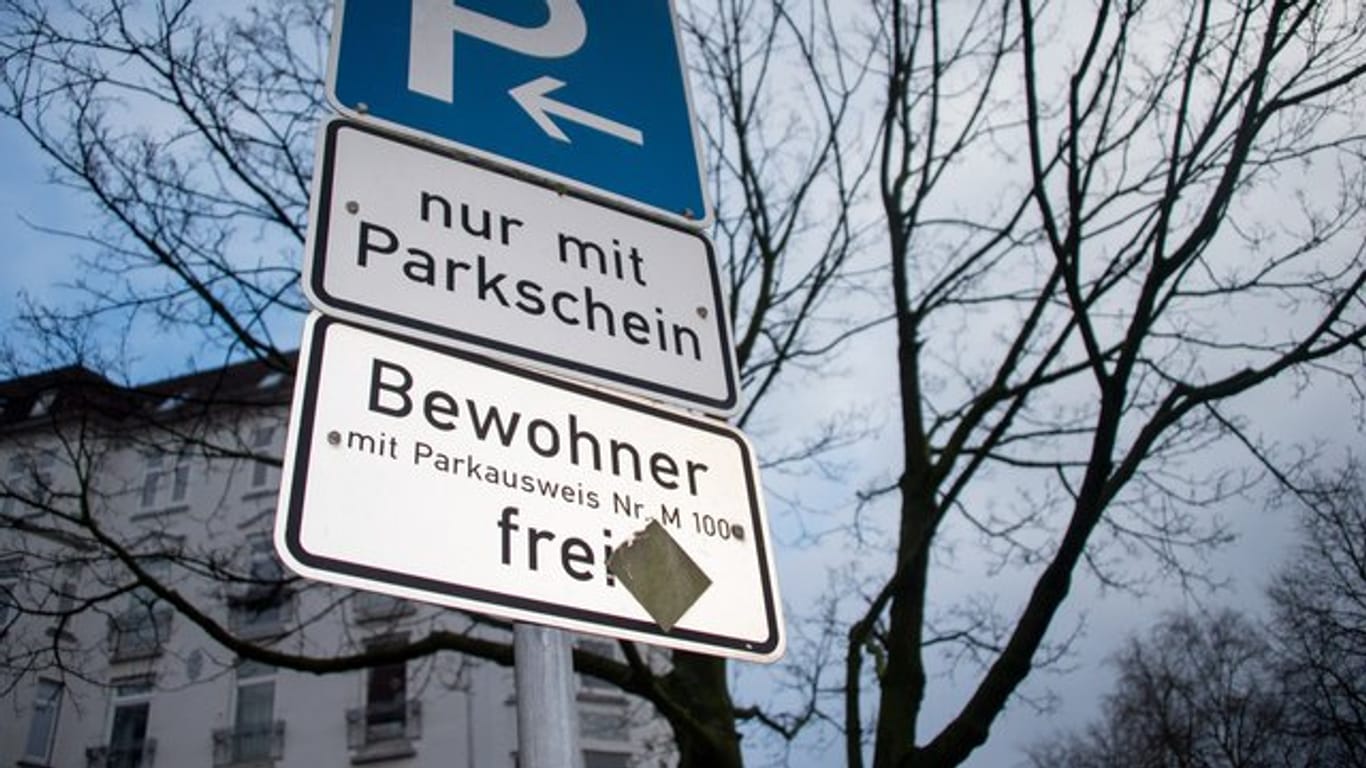 Ein Verkehrschild weist in Hamburg auf freies Parken für Bewohner mit Parkausweis hin.
