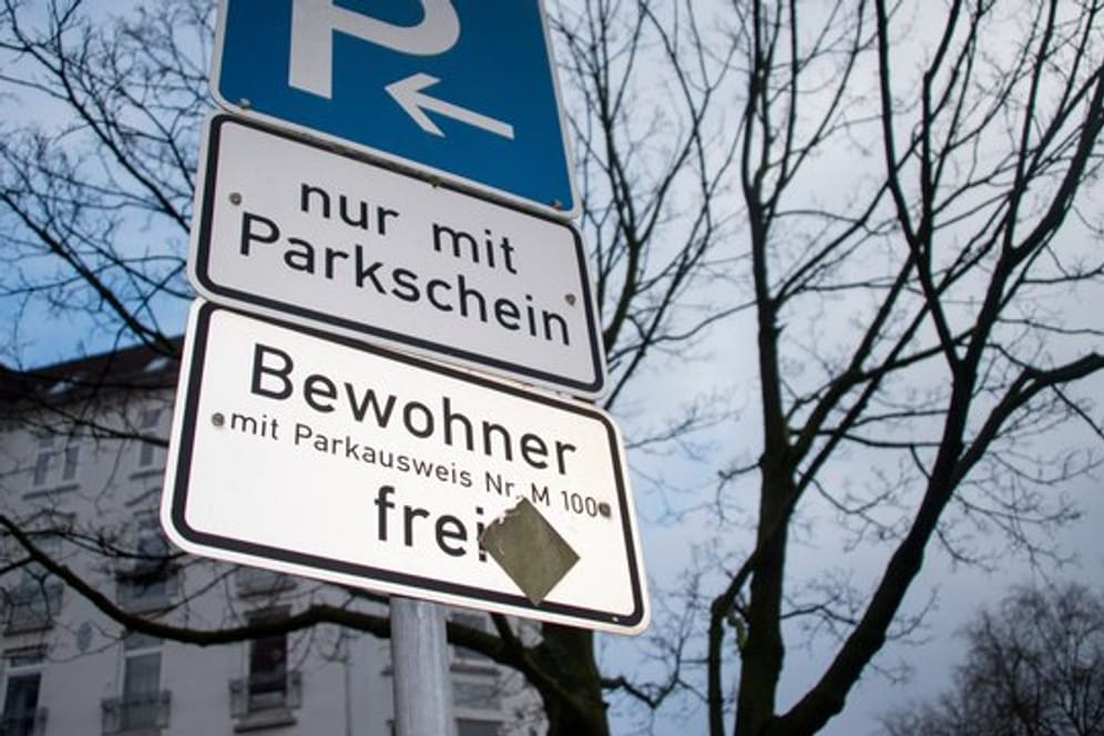 Ein Verkehrschild weist in Hamburg auf freies Parken für Bewohner mit Parkausweis hin.