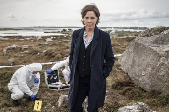 Die Polizeipsychologin Cathrin Blake (Désirée Nosbusch) am Tatort.