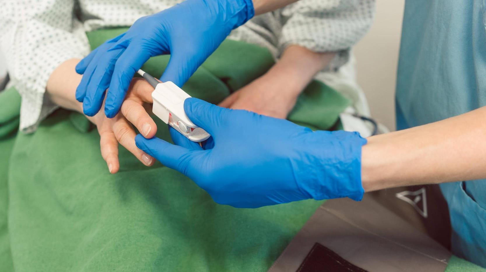 Eine Patientin wird in Narkose versetzt: Eine Frau soll mehreren Patienten falsche Medikamente verabreicht haben. (Symbolbild)