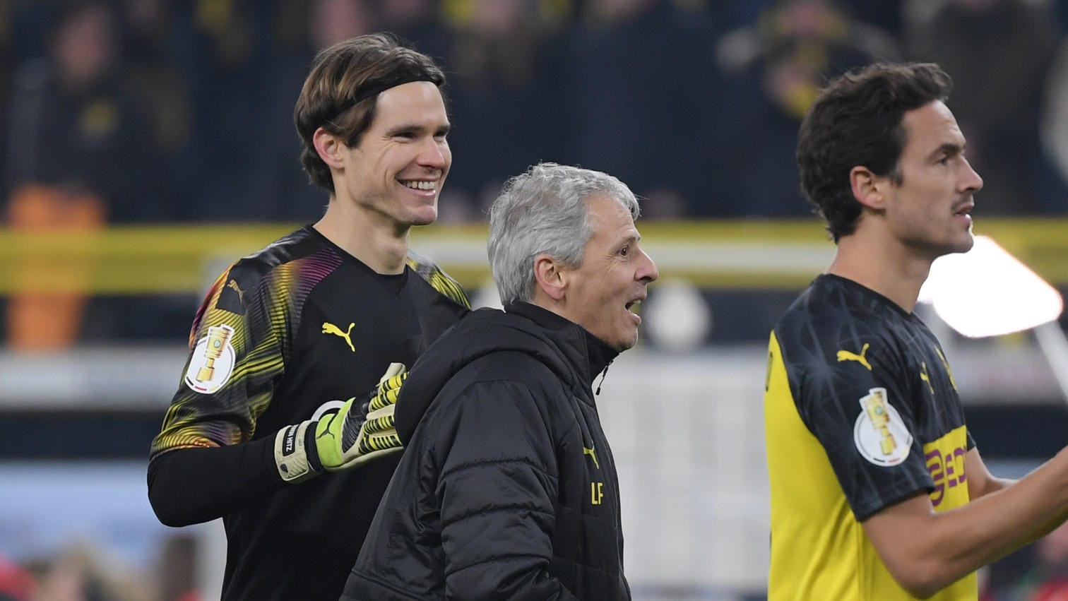 Der BVB feiert nach der erfolgreichen Runde gegen Borussia Mönchengladbach: Doch nun ist wieder Konzentration angesagt.