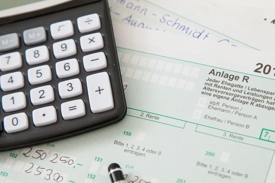 Anlage R wie Rentenbezüge: Immer mehr Rentner müssen eine Steuererklärung abgeben. Anlage R wie Rentenbezüge: Immer mehr Rentner müssen eine Steuererklärung abgeben.