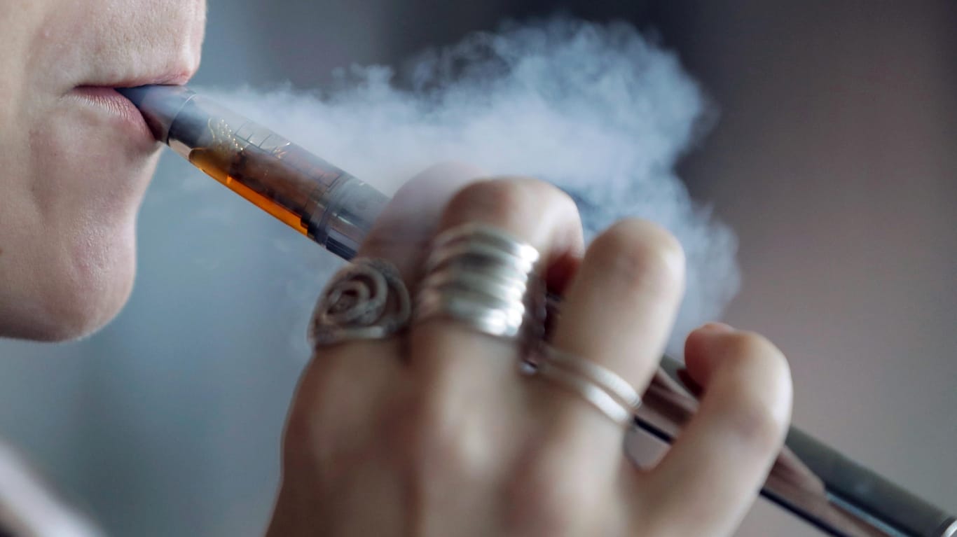 Eine Frau raucht eine elektrische Zigarette: 37 Menschen sind in den USA schon in Zusammenhang mit E-Zigaretten gestorben.