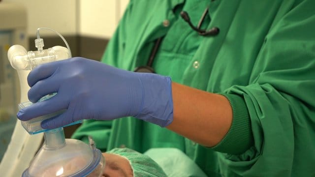 Die mutmaßlich falsche Ärztin soll "durch fehlerhafte Anästhesien" in mehreren Fällen den Tod von Patienten verursacht haben. Die mutmaßlich falsche Ärztin soll "durch fehlerhafte Anästhesien" in mehreren Fällen den Tod von Patienten verursacht haben.